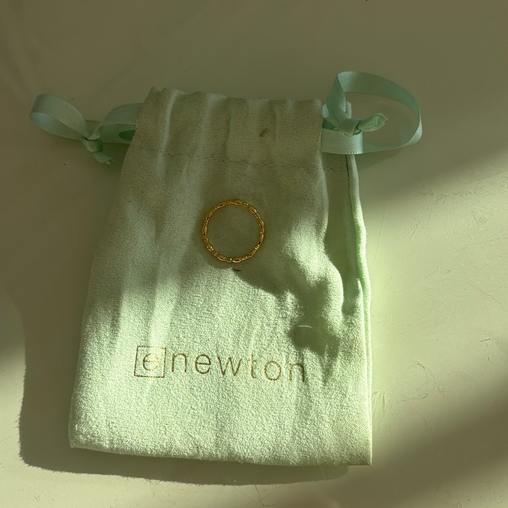 Gold enewton ring size 6